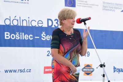 Hejtmanka Ivana Stráská pronáší úvodní řeč před otevřením nového úseku dálnice D3.