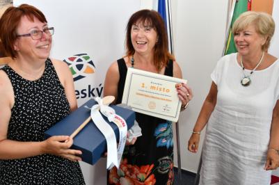 Jihočeská kuchtička 1. místo: ZŠ a MŠ Dříteň. Zleva: vedoucí školní jídelny Petra Šímová, ředitelka Blanka Vlasáková a hejtmanka Jihočeského kraje Ivana Stráská.