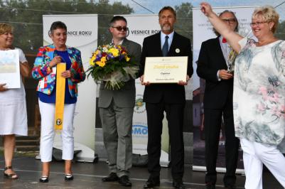 Hejtmanka Stráská dekorovala Zlatou stuhou Čejetice, vítěze jihočeského kola Vesnice roku 2019 