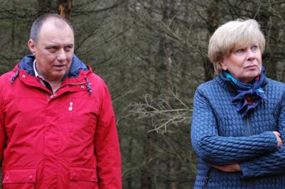 Jihočeská hejtmanka Ivana Stráská se v Dačicích setkala se starostou města Karlem Macků. Navštívili kůrovcem zničený les.