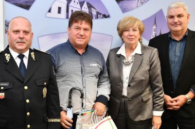 Policejní ředitel Luděk Procházka, výherce Pavel Ševčík, hejtmanka Ivana Stráská a radní Antonín Krák. 