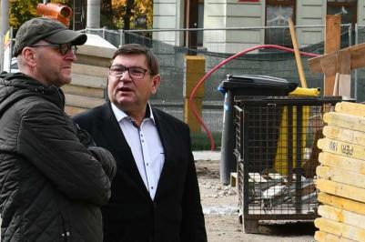 Náměstek hejtmanky Hroch navštívil stavbu nového křídla Jihočeské vědecká knihovny. Doprovázel ho při tom ředitel této krajem zřizované organizace Ivo Kareš.