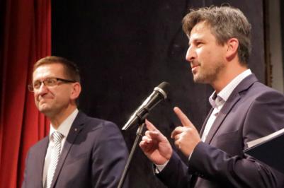 Zemský radní Horního Rakouska Markus Achleitner a 1. náměstek hejtmanky Josef Knot při koncertu k 30. výročí pádu železné opony v Třeboni.