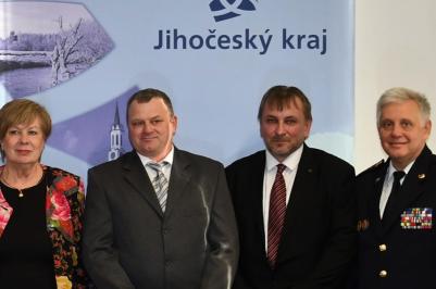 Předvánoční čas využila hejtmanka Ivana Stráská k tradičnímu poděkování „Dobrým andělům“.Během půlhodinového setkání hejtmanka ocenila dva muže, kteří neváhali a svým pohotovým zásahem zachránili lidský život. Zleva: hejtmanka Ivana Stráská,  Vasil Salaba, David Slepička a ředitel HZS JčK Lubomír Bureš.