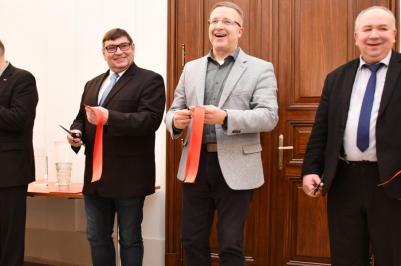 Jihočeské muzeum otevřelo novou interaktivní expozici. Slavnostního přestřižení pásky ze zúčastnili: ředitel muzea František Štangl, náměstek hejtmanky pro kulturu Pavel Hroch, vedoucí Odboru kultury a památkové péče Patrik Červák a vedoucí Oddělení kultury a zřizovaných organizací František Chrastina.