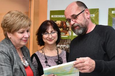 Hejtmanka Ivana Stráská, garantka výstavy Jitka Šálená z odboru evropských záležitostí a ředitel CPDM Vlastimil Kopeček při slavnostní vernisáži výstavy.