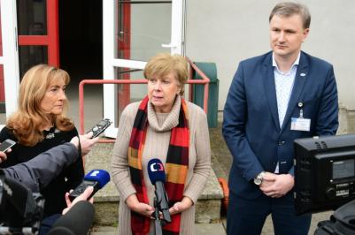 ředitelka KHS Kvetoslava Kotrbová, jihočeská hejtmanka Ivana Stráská a předseda představenstva Nemocnice České Budějovice a.s. Michal Šnorek na tiskové konferenci po zasedání Krajské epidemiologické komise v Českých Budějovicích.