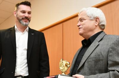 Jan Štěpka převzal z rukou krajského radního pro dopravu Jiřího Švece ocenění za celoživotní práci v oblasti bezpečnosti silničního provozu.