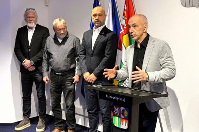 Zleva: generální manažer Banes Motor České Budějovice Stanislav Bednařík, jednatel BANES, spol. s r.o. Pavel Baloun, předseda klubu HC Tábor  Michal Šušák a hejtman Jihočeského kraje Martin Kuba.