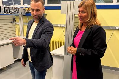 Náměstek Štojdl navštívil i Vyšší odbornou školu, Střední školu, Centrum odborné přípravy v Sezimově Ústí. Na fotografii s ředitelkou Lenkou Hruškovou.