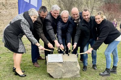 Symbolickým poklepáním na základní kámen oficiálně odstartovala v pondělí 7. dubna 2025 stavba nové budovy Domova mládeže a školní jídelny v areálu Gymnázia Český Krumlov. 