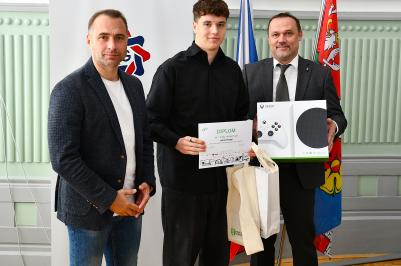 V online světě se umí pohybovat chytře a bezpečně – takoví jsou mladí Jihočeši, kteří se zúčastnili soutěžního kvízu v rámci projektu Kraje pro bezpečný internet (KPBI). Nejlepší účastníci krajského kola dnes převzali ocenění z rukou náměstka hejtmana pro školství Davida Štojdla.