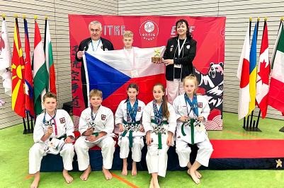 Dva světové šampionáty, 16 medailí a jedno obrovské srdce. Tak by se dal shrnout mimořádný úspěch oddílu tradičního karate DAMAI DI HATI z Českých Budějovic, jehož mladí sportovci reprezentovali Českou republiku na mistrovství světa v Berlíně a v polských Pulawách.