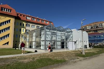 Střední škola rybářská a vodohospodářská Jakuba Krčína v Třeboni dokončila a zprovoznila unikátní aquaponický skleník, který kombinuje chov ryb a pěstování rostlin s využitím moderních, udržitelných technologií.