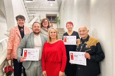 Ceny Křesadlo 2025. Lucie Kozlová a delegace z Prachatic.