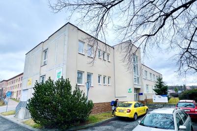 Nemocnice Písek posiluje podporu, kterou poskytuje pacientům v nepříznivých sociálních situacích i jejich rodinám a blízkým. Nově ji zajišťuje prostřednictvím Zdravotně sociálního oddělení, které, jako samostatné oddělení, zdravotně sociální problematice vyčlenila. Je k dispozici pacientům, jejich rodinám a blízkým, pro všechna oddělení nemocnice.
