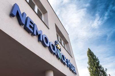 Hospitalizace na Interním oddělení Nemocnice Písek bude nyní pro pacienty komfortnější. Už během února jim budou k dispozici nová lůžka v moderně vybavených pokojích. Nové zázemí mají na první interní lůžkové stanici ve druhém podlaží Pavilonu E, které je čerstvě po rekonstrukci.  