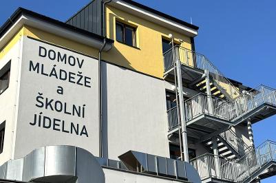 Komfortnější zázemí i více míst pro studenty nabízí Domov mládeže v Holečkově ulici v Českých Budějovicích. Rozšíření a modernizace zařízení přinesly nové vybavení a 70 dalších ubytovacích míst. Kapacita domova mládeže se tak zvýšila na celkem 270 studentů.