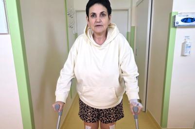 Nemocnice České Budějovice nově provádí oboustranné náhrady kloubů. Jako jedno z prvních pracovišť v ČR k nim využívá asistence robota.