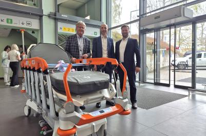 Nemocnice Strakonice převzala nové moderní transportní lůžko od společnosti LINET. Lůžko Sprint 400 získala jako ocenění za vítězství v celostátní anketě HealthCare Institute „Nejlepší nemocnice roku 2025“. Osobně ho vedení nemocnice předali zakladatel HealthCare Institute Daniel Vavřina a za společnost LINET ředitel Filip Těšitel.